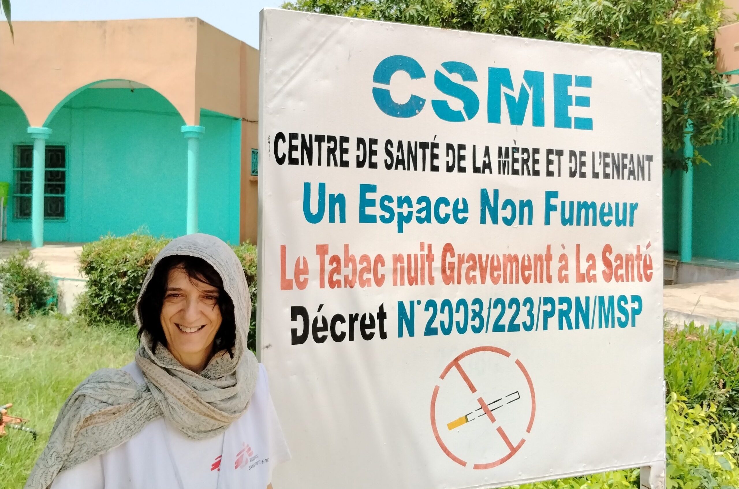 una voluntària de metges Sense fronteres atenent a una mare i al seu fill petit